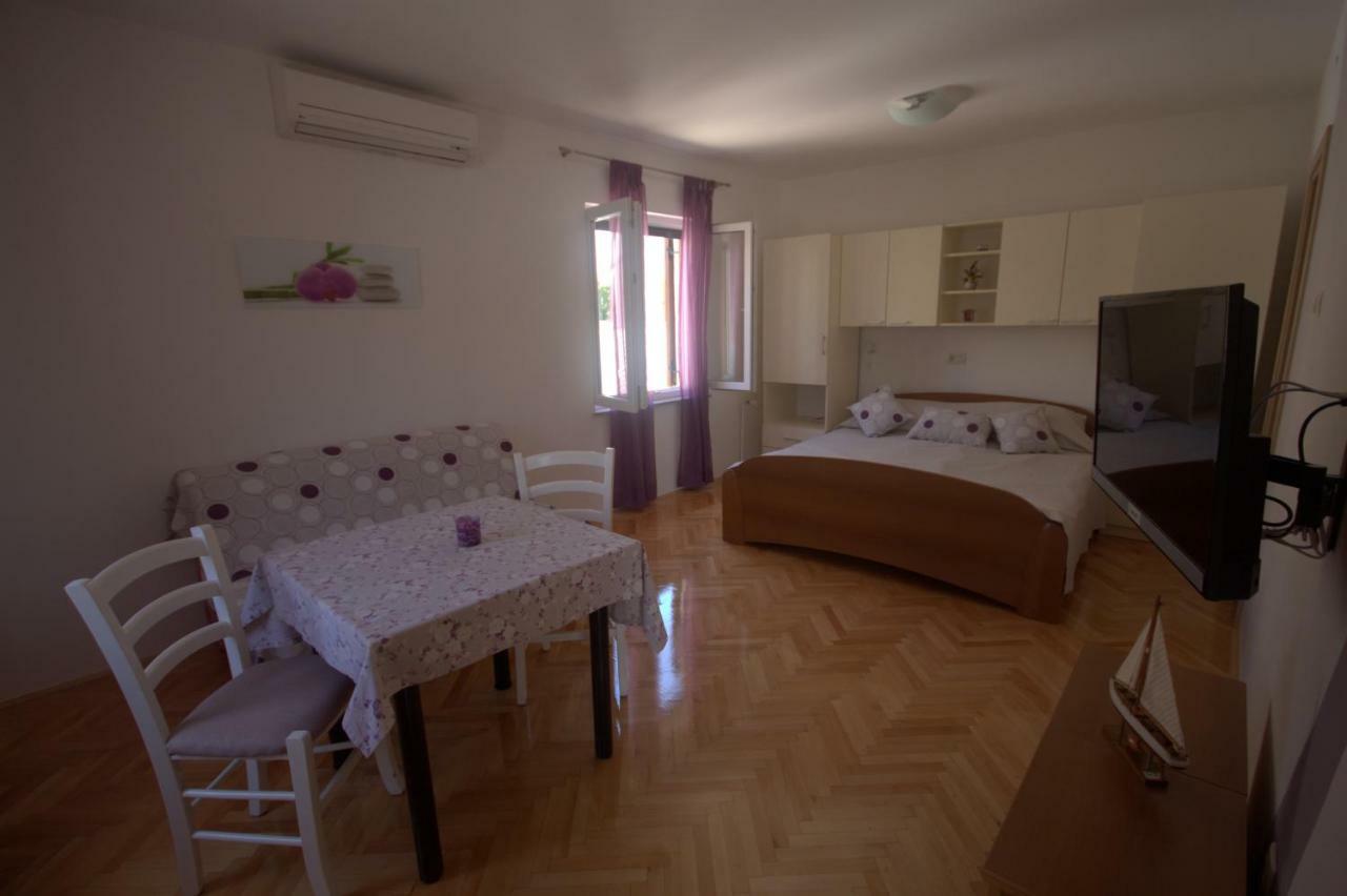 Apartments Katarina Porat Малинска Екстериор снимка
